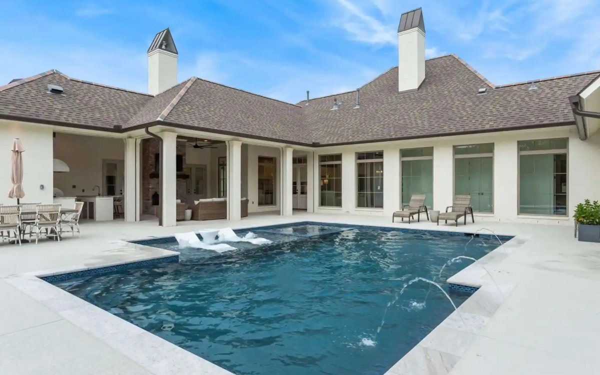 Deck jets and a sun shelf on a Blue Wave Pools gunite shell