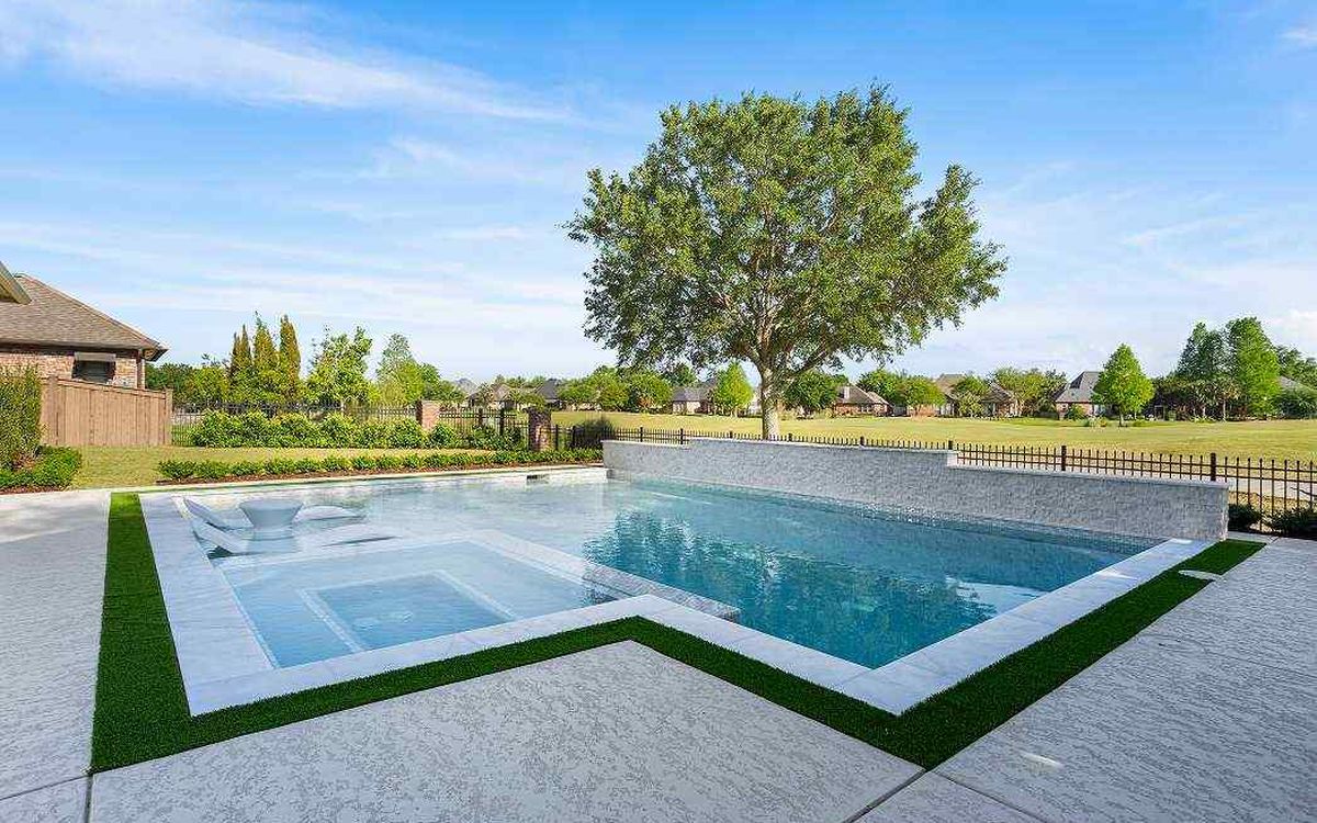 Built-in spa and sun shelf on a Blue Wave Pools gunite pool